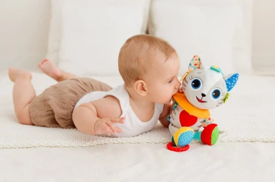 Balibazoo baby kocour Lukáš závěsný s kousátky pro miminko PLYŠ