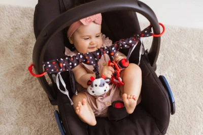 Balibazoo baby řetěz na kočárek kontrastní závěs pro miminko