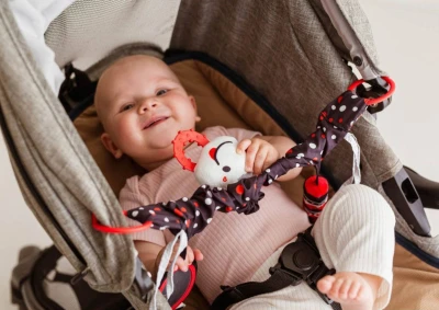 Balibazoo baby řetěz na kočárek kontrastní závěs pro miminko