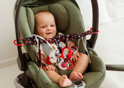Balibazoo baby řetěz na kočárek kontrastní závěs pro miminko