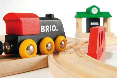 Brio DŘEVO Baby vláčkodráha osmička Classic set s doplňky 22ks