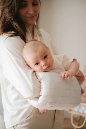 Candide Kojicí polštář na ruku Grid