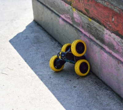 Dickie RC Auto Firen Frost Flippy trikové na vysílačku 2,4GHz na baterie Světlo