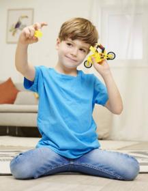 Dickie Zásilková doprava auto DHL s figurkou a doplňky na baterie Světlo Zvuk