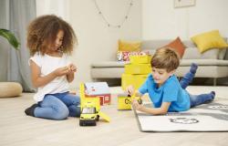 Dickie Zásilková doprava auto DHL s figurkou a doplňky na baterie Světlo Zvuk