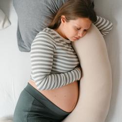 Doomoo Buddy multifunkční kojící polštář Corduroy Sand