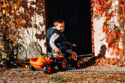 Falk 260C Baby Kubota ride-on traktor s přívěsem, hrábě lopata