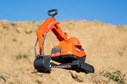 Falk Bager Kubota KX085-5 s otevíratelným sedadlem a přilbou