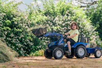 Falk Šliapací traktor 3090M New Holland T8 s nakladačom a vlečkou