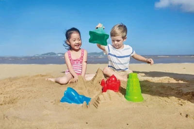 Hape Bábovka Šikmá věž v Pise zelená baby formička na písek plast