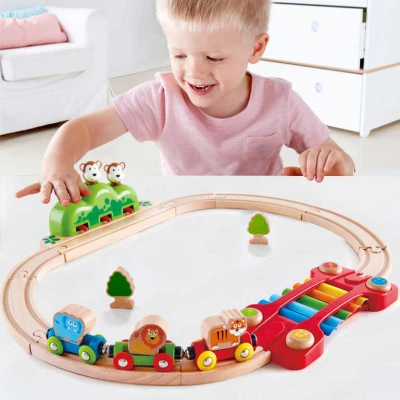 Hape DŘEVO Baby vláčkodráha s xylofonem a opičkami 19 dílků