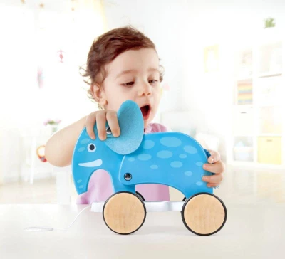 Hape DŘEVO Sloník baby tahací na kolečkách (dřevěná hračka)