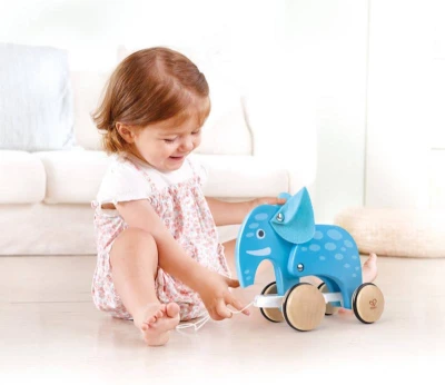 Hape DŘEVO Sloník baby tahací na kolečkách (dřevěná hračka)