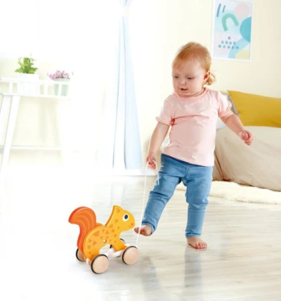 Hape DŘEVO Veverka baby tahací na kolečkách (dřevěná hračka)