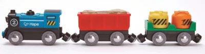 Hape DŘEVO Vláček nákladní set mašinka + 2 vagonky na baterie Světlo