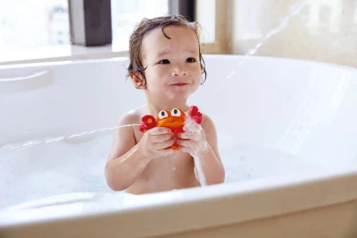 Hape Krab + rybka stříkací baby zvířátka do vody do vany