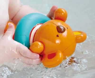 Hape Medvídek baby plavací do vany natahovací zvířátko do vody