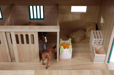 Kids globe Stáje pro koně 1:24 se 7 boxy DŘEVĚNÁ (stavebnice)