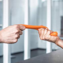 Klobása antistresová strečová mačkací 18cm dětská žertovinka