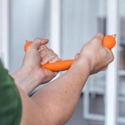 Klobása antistresová strečová mačkací 18cm dětská žertovinka