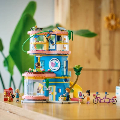 Lego FRIENDS Klubovna pro kamarády v městečku Heartlake 42689 (stavebnice)