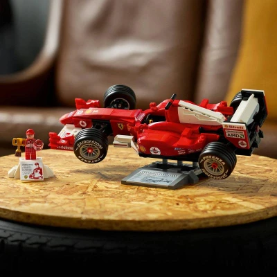 Lego ICONS Auto Ferrari F2004 a Michael Schumacher 11375 (stavebnica)