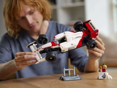 Lego ICONS Auto McLaren MP4/4 + Ayrton Senna 10330 (stavebnice)