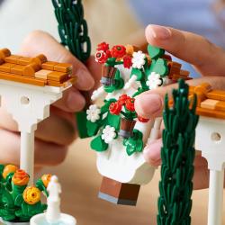 Lego ICONS Zahrada s fontánou 10359 (stavebnice)
