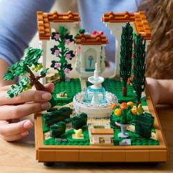 Lego ICONS Zahrada s fontánou 10359 (stavebnice)