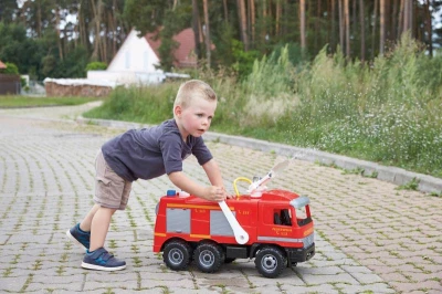 Lena GIGA TRUCKS Auto Mercedes hasiči s vodným delom strieka vodu