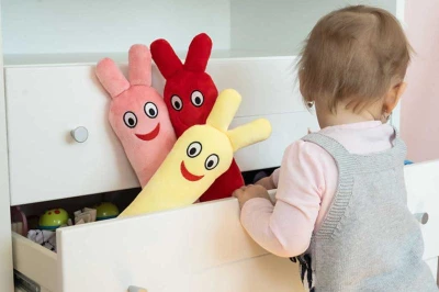 Mac Toys PLYŠ Bludišťák 30cm žlutý maskot (plyšová hračka)