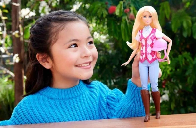 Mattel BRB Panenka Barbie jezdkyně Malibu set s helmou