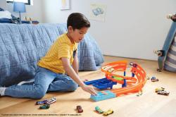 Mattel HOT WHEELS Akčná dráha s extra zákrutou herný set so 2 autíčkami