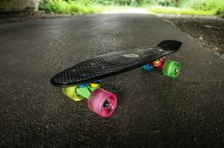 Muuwmi NoRules Skateboard ABEC 5 FUN NEON, se svítícími kolečky