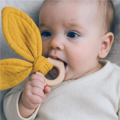 NEW BABY DŘEVO Kousátko ptáček žluté s mušelínem pro miminko