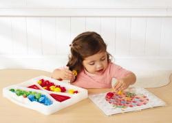 Quercetti FantaColor Junior baby mozaika velké kloboučky se stojánkem cestovní