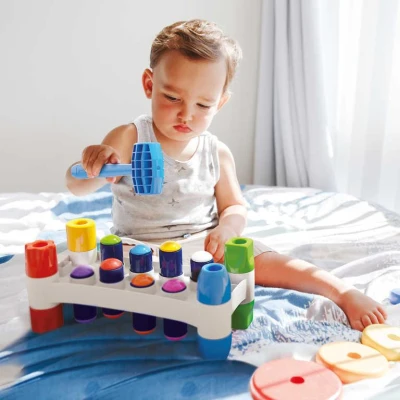 Quercetti Hammer Peggy baby zatloukačka 8 kolíků s kladívkem plast