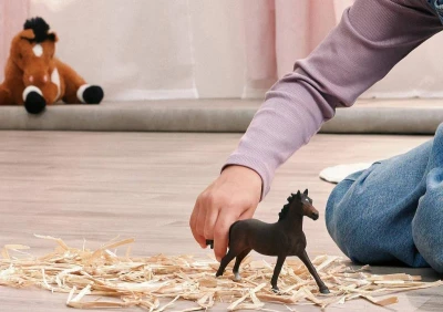 Schleich Koník klisna anglický plnokrevník figurka kůň ručně malovaná