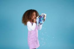 Simba PLYŠ Fluffyfly motýlek nafukovacími křídly s konfetami 4 druhy