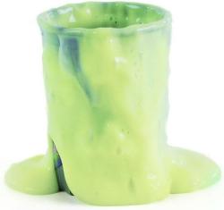 Sliz hmota prdící v plastové popelnici dětská žertovinka různé barvy