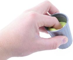 Sliz hmota prdící v plastové popelnici dětská žertovinka různé barvy