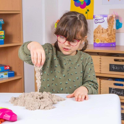 Spin Master Kinetic Sand hnědý 900g tekutý písek
