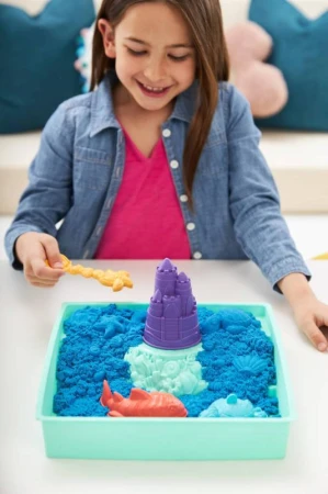 Spin Master Kinetic sand Modrý 450g tekutý písek s podložkou a nástroji