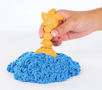 Spin Master Kinetic sand Modrý 450g tekutý písek s podložkou a nástroji