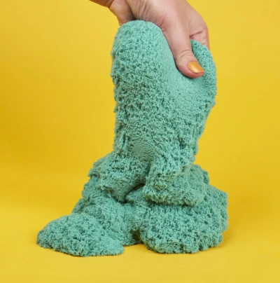Spin Master Kinetic Sand třpytivý modrozelený 900g tekutý písek