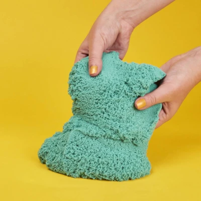 Spin Master Kinetic Sand třpytivý modrozelený 900g tekutý písek