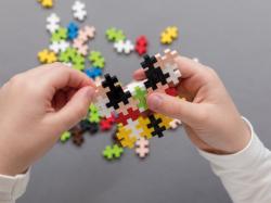 (stavebnice) Plus-Plus Cestovní kufřík set 100ks a základní deska