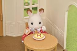 Sylvanian Families Domeček herní set s nábytkem a figurkou králíka plast