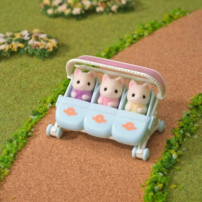 Sylvanian Families květinová kočičí trojčata set 3 figurky s kočárkem