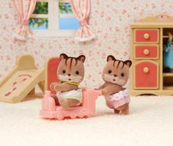 Sylvanian Families Oříškové veverky dvojčata herní set 2 figurky + mašinka